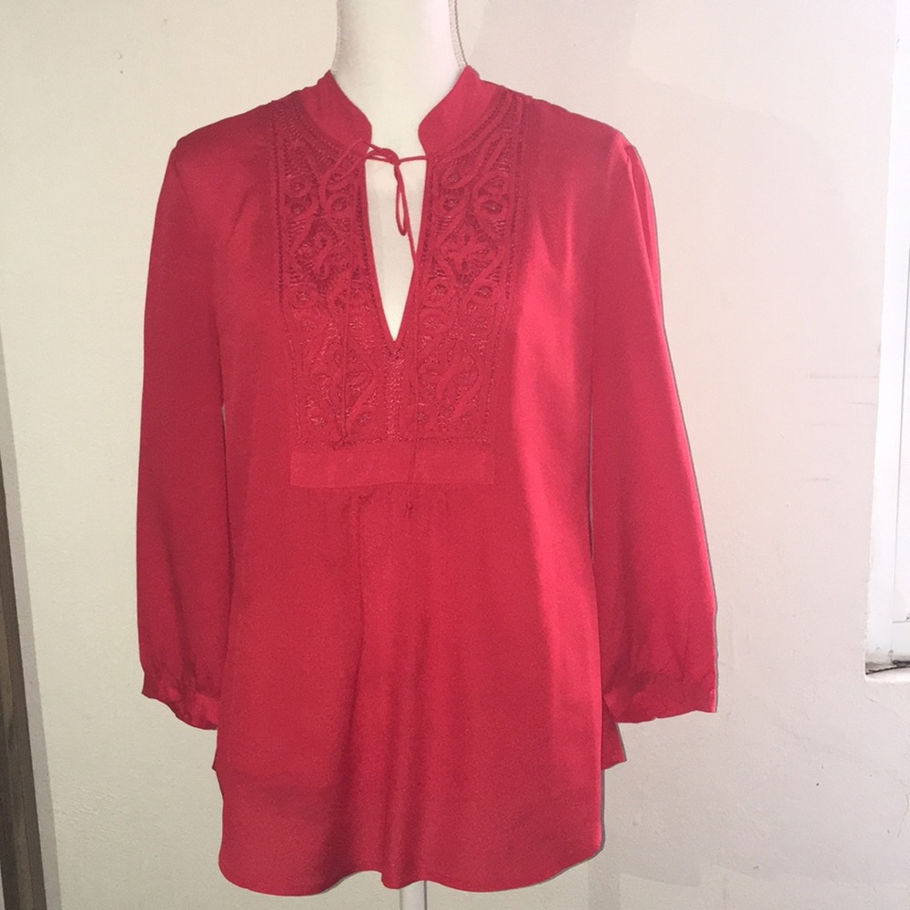 Red top w embroidery✨